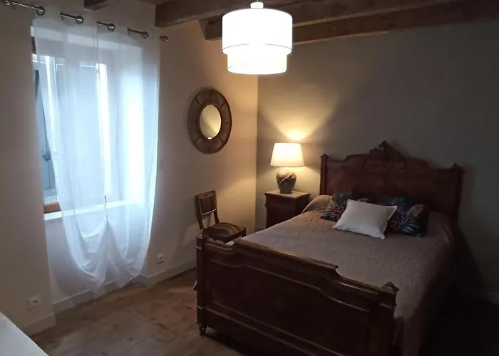 Rural Aux Portes De L'auvergne 別荘 *